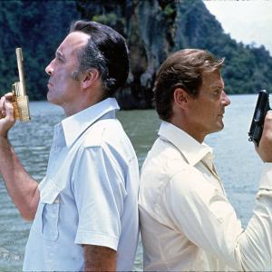 Still of Christopher Lee and Roger Moore in Zmogus su auksiniu pistoletu (1974)