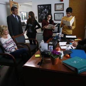 Still of Anjali Bhimani Julie Bowen Ty Burrell Andrew Daly Ajay Mehta Ariel Winter and Suraj Partha in Moderni seima 2009