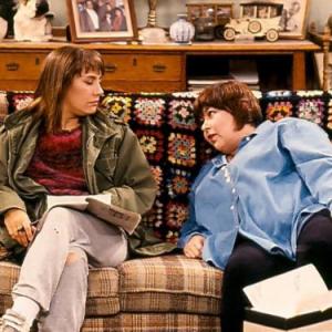 Still of Roseanne Barr and Laurie Metcalf in Roseanne 1988