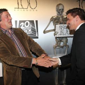 Stephen Fry and David Boreanaz at event of Kaulai 2005