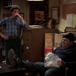 Still of Ted Danson and George Wendt in Cheers 1982