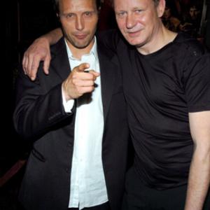 Stellan Skarsgård and Mads Mikkelsen at event of Karalius Arturas (2004)