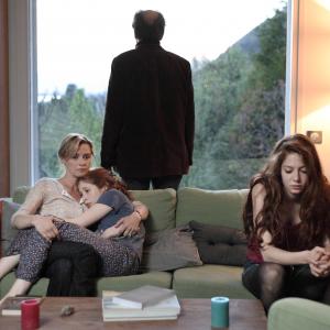 Still of Anne Consigny, Frédéric Pierrot, Jenna Thiam and Yara Pilartz in Les Revenants (2012)