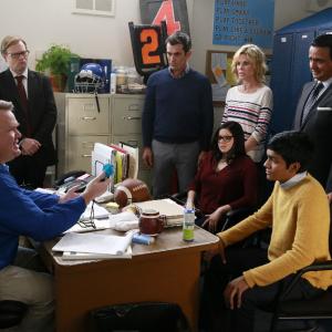 Still of Benjamin Bratt, Anjali Bhimani, Julie Bowen, Ty Burrell, Andrew Daly, Ajay Mehta, Eric Stonestreet, Ariel Winter and Suraj Partha in Moderni seima (2009)