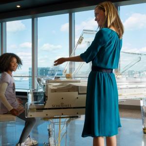 Still of Rose Byrne and Quvenzhan Wallis in Annie 2014