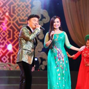Ha Phuong sung in Charity show httpihaythanhniencomvnhautruonghaphuongtrotaitrensankhaucailuong20086html