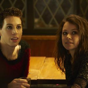 Still of Tatiana Maslany and Jordan Gavaris in Orphan Black 2013