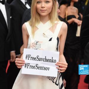 La charmante actrice ukrainienne Ivanna Sakhno a profité de sa montée des marches pour appeler à la libération de deux Ukrainiens retenus prisonniers en Russie : la pilote Nadiya Savchenko et le réalisateur Oleg Sentsov. 5/21/2015