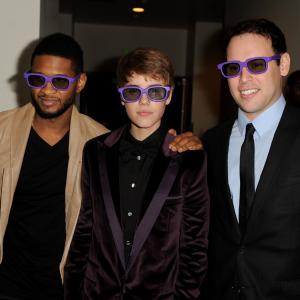 Usher Raymond Justin Bieber and Scooter Braun at event of Justinas Bieberis niekada nesakyk niekada 2011