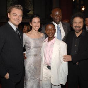 Jennifer Connelly, Leonardo DiCaprio, Edward Zwick, Djimon Hounsou and Kagiso Kuypers at event of Kruvinas deimantas (2006)