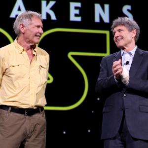 Harrison Ford and Alan Horn at event of Zvaigzdziu karai: galia nubunda (2015)