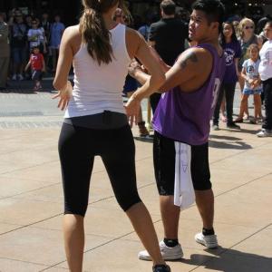 Maxwell Peters  Maria Menounos rehearsing for EXTRA TVs Psy Flash Mob