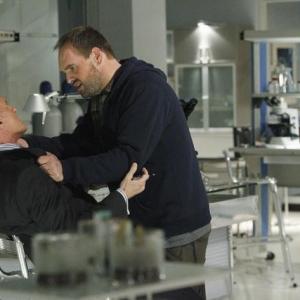 Still of Stephen Collins and Ethan Suplee in No Ordinary Family 2010