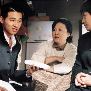 Still of Ha-kyun Shin, Bin Won and Hae-suk Kim in Uri hyeong (2004)