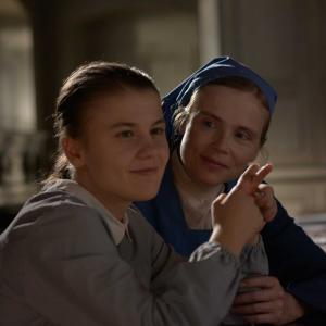 Still of Isabelle Carr and Ariana Rivoire in Marie Heurtin 2014