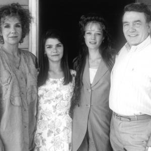 Still of Suzy Amis, Jill Clayburgh, Albert Finney and Kathryn Erbe in Rich in Love (1992)
