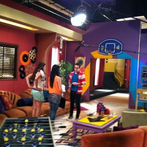 Renzo on set of the Nickelodeon series 11 11 En Mi Cuadra Nada Cuadra