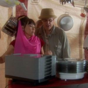 Still of Alton Brown and Vickie Eng in Good Eats (1999)