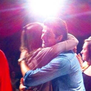 Simone Zucato and Reynaldo Gianecchini hug at the end of a Rabbit Hole's performance in Brazil.