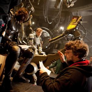 Still of Idris Elba and Guillermo del Toro in Ugnies ziedas 2013