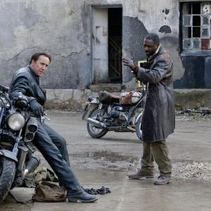 Still of Nicolas Cage and Idris Elba in Tamsos baikeris kersto demonas 2011