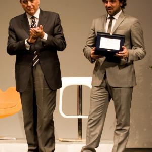 Davide Armogida ritira il premio 3rd INTERNATIONAL SOCIAL COMMITMENT AWARDS 2011 per 