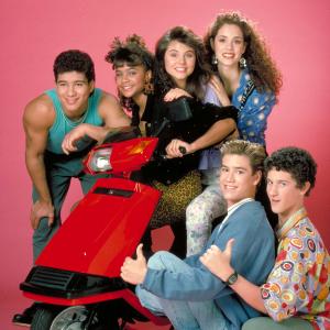 Still of Elizabeth Berkley, Mark-Paul Gosselaar, Tiffani Thiessen, Dustin Diamond, Mario Lopez and Lark Voorhies in Saved by the Bell (1989)