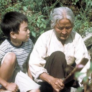 Spoiled seven year-old Sang-Woo (Seung-Ho YOO, left) learns from his grandmother (Eul-Boon KIM, right) the value of family.