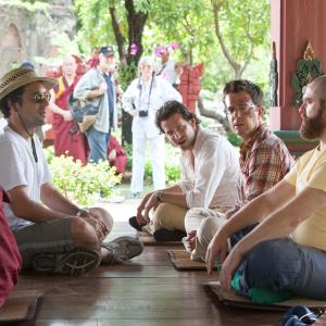 Still of Bradley Cooper, Zach Galifianakis, Todd Phillips and Ed Helms in Pagirios Tailande (2011)