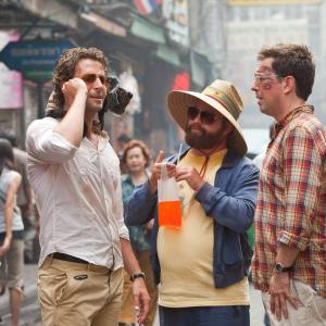 Still of Bradley Cooper Zach Galifianakis Ed Helms and Crystal the Monkey in Pagirios Tailande 2011