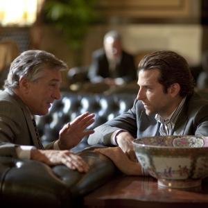 Still of Robert De Niro and Bradley Cooper in Salutinis efektas 2011
