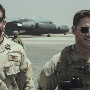 Still of Bradley Cooper and Sam Jaeger in Amerikieciu snaiperis (2014)