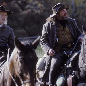 Still of Charlie Hunnam and Ray Winstone in Saltasis kalnas (2003)