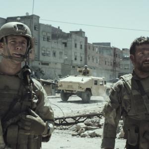 Still of Bradley Cooper and Jake McDorman in Amerikieciu snaiperis (2014)