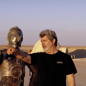 Still of George Lucas and Anthony Daniels in Zvaigzdziu karai. Klonu ataka (2002)