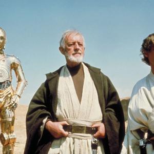Still of Alec Guinness, Anthony Daniels and Mark Hamill in Zvaigzdziu karai (1977)