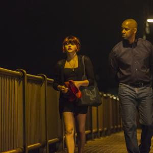 Still of Denzel Washington and Chloë Grace Moretz in Ekvalaizeris (2014)