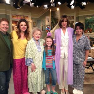 On the set of Hot in Cleveland with Dave Foley Jane Leeves Betty White Wendie Malick Valerie Bertinelli