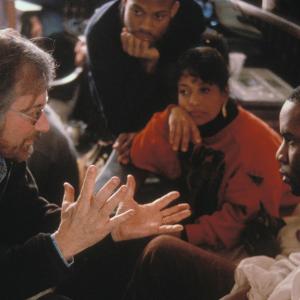 Still of Steven Spielberg, Debbie Allen and Razaaq Adoti in Amistad (1997)