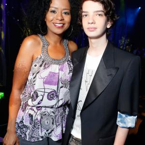 Tempestt Bledsoe and Kodi SmitMcPhee at event of Paranormanas 2012