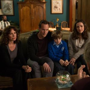 Still of Barbara Hershey, Rose Byrne, Angus Sampson, Patrick Wilson, Leigh Whannell, Ty Simpkins and Andrew Astor in Tunas tamsoje: antra dalis (2013)
