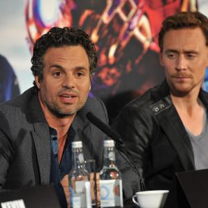 Mark Ruffalo and Tom Hiddleston at event of Kersytojai 2012