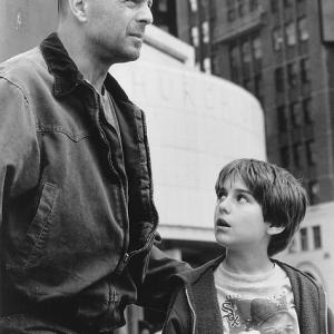 Still of Bruce Willis and Miko Hughes in Merkurijaus kodas (1998)