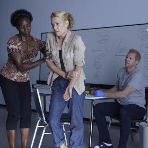 Still of Noah Emmerich Laurie Holden and Jeryl Prescott in Vaikstantys numireliai 2010