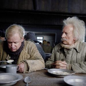 Still of Alan Ford and Robert Gustafsson in Simtametis, kuris islipo pro langa ir dingo (2013)