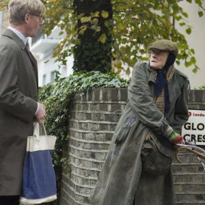 Still of Maggie Smith and Alex Jennings in The Lady in the Van (2015)