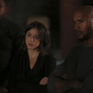Still of Henry Simmons and Chloe Bennet in Agents of S.H.I.E.L.D. (2013)