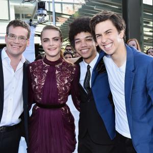 Nat Wolff, John Green, Cara Delevingne and Justice Smith at event of Popieriniai miestai (2015)