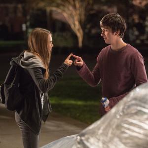 Still of Nat Wolff and Cara Delevingne in Popieriniai miestai 2015