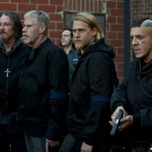 Still of Ron Perlman Tommy Flanagan Charlie Hunnam and Theo Rossi in Sons of Anarchy 2008